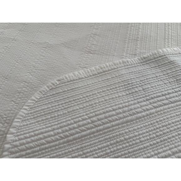 Jennifer Adams White Quilted Bedspread 90x90, Textured Coverlet, Queen/Fulls - Picture 3 of 11